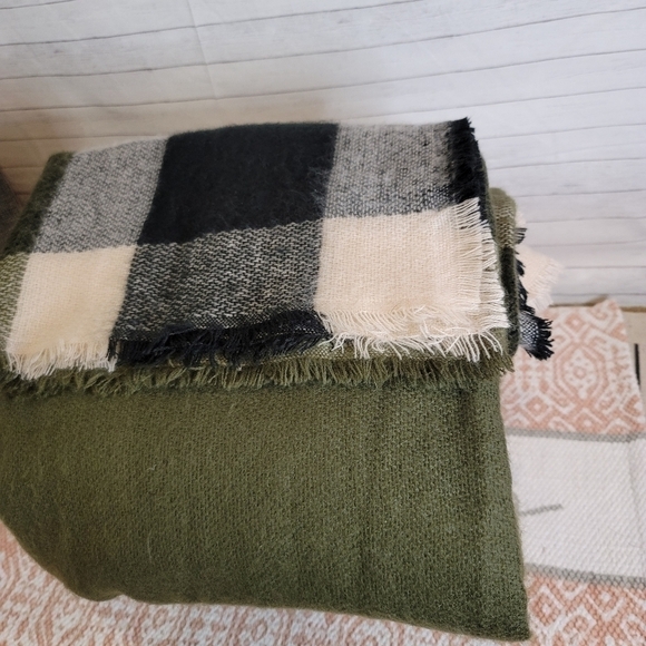 GORGEOUS 100% ACRYLIC BLANKET SCARVE, IN ARMY GREEN, CREAM & BLACK BUFFALO PLAID - Picture 2 of 7